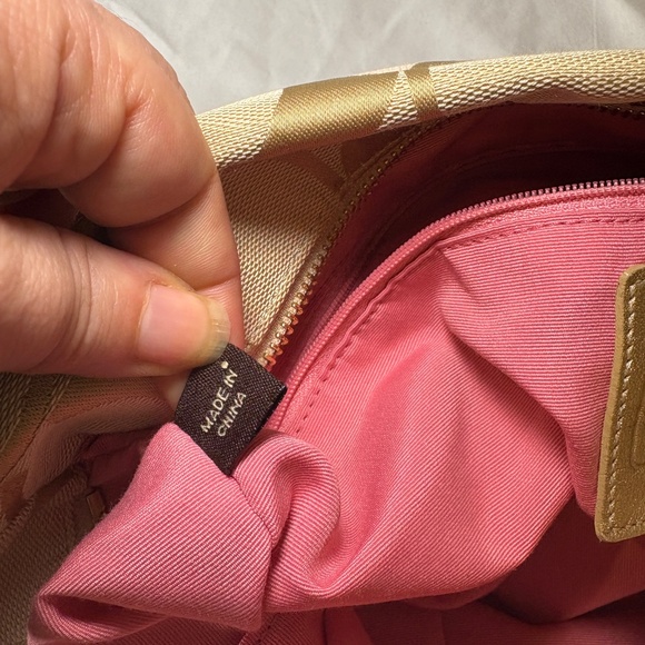 Vtg Coach 24CM Soho Signature Duffle/Shoulder Bag F15067 Tan/Pink/Gold/Metallic - Picture 10 of 12